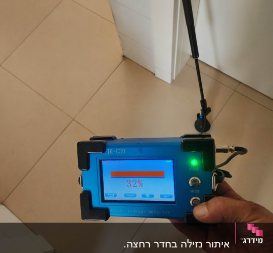 מכשיר לגילוי נזילות מים עם תצוגה דיגיטלית